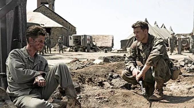 Sam Worthington (Captain Glover), Andrew Garfield (Desmond Doss) zdroj: imdb.com