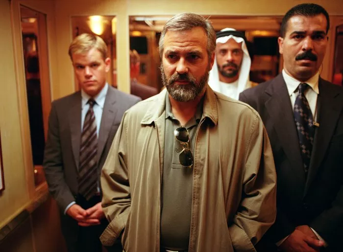 George Clooney (Bob Barnes), Matt Damon (Bryan Woodman), Alexander Siddig (Prince Nasir Al-Subaai) zdroj: imdb.com