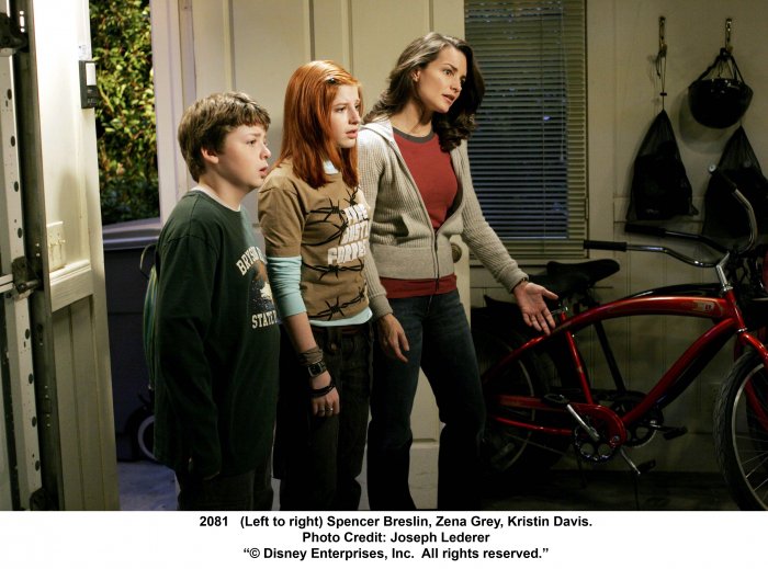 Kristin Davis (Rebecca Douglas), Spencer Breslin (Josh Douglas), Zena Grey (Carly Douglas) zdroj: imdb.com