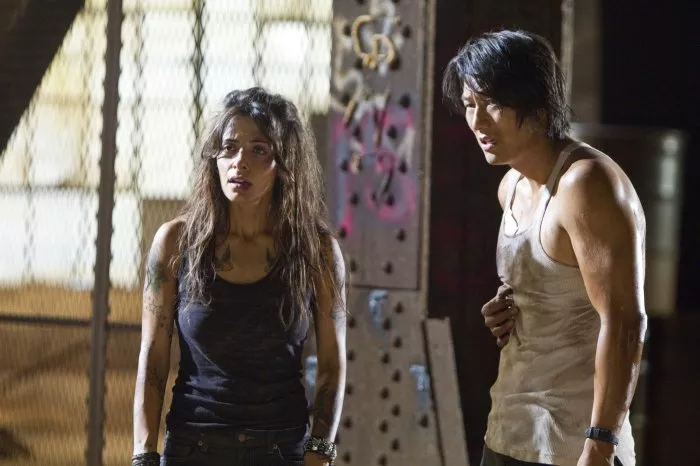 Sung Kang (Taylor Kwon), Sarah Shahi (Lisa) zdroj: imdb.com