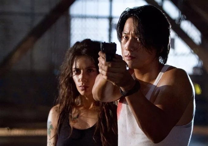 Sung Kang (Taylor Kwon), Sarah Shahi (Lisa) zdroj: imdb.com