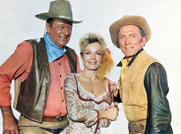 Kirk Douglas (Lomax), John Wayne (Taw Jackson), Joanna Barnes (Lola) zdroj: imdb.com