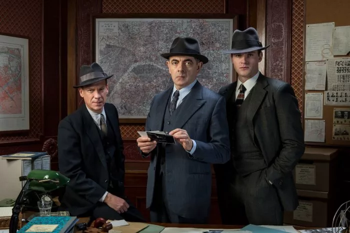 Rowan Atkinson (Chief Inspector Jules Maigret), Shaun Dingwall (Inspector Janvier), Leo Staar (Inspector LaPointe) zdroj: imdb.com