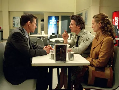 Kevin Bacon (Sean Devine), Sean Penn (Jimmy Markum), Laura Linney (Annabeth Markum) zdroj: imdb.com