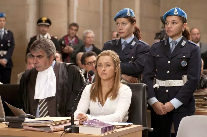 Hayden Panettiere (Amanda Knox), Stefano Santospago (Lawyer Giordano) zdroj: imdb.com