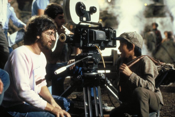 Steven Spielberg (Tourist at Airport), Ke Huy Quan zdroj: imdb.com