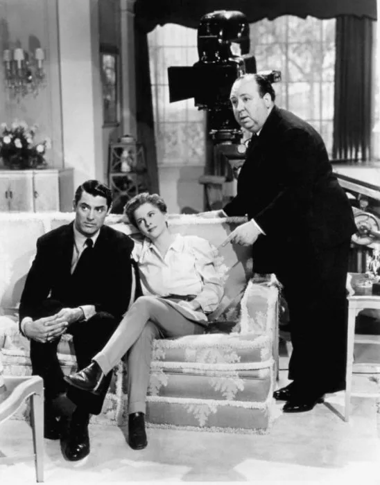 Joan Fontaine (Lina), Cary Grant (Johnnie), Alfred Hitchcock (Man Mailing Letter) zdroj: imdb.com