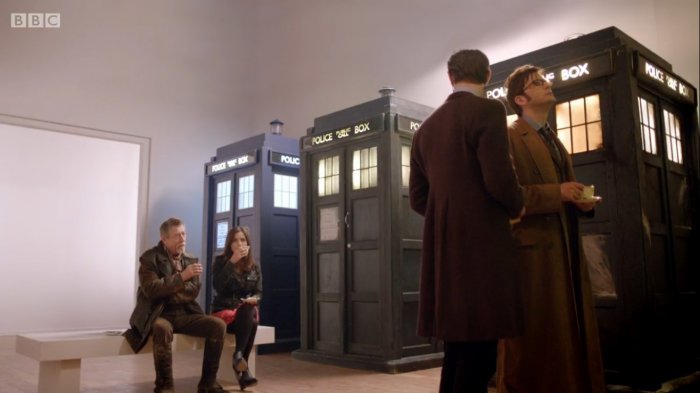 John Hurt (The Doctor), David Tennant (The Doctor), Matt Smith (The Doctor), Jenna Coleman (Clara) zdroj: imdb.com