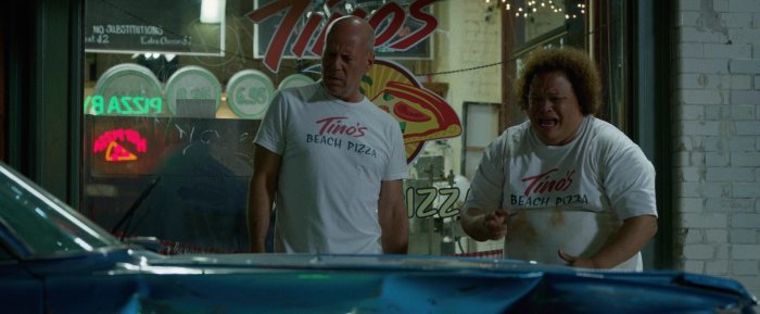 Bruce Willis (Steve Ford), Adrian Martinez (Tino) zdroj: imdb.com
