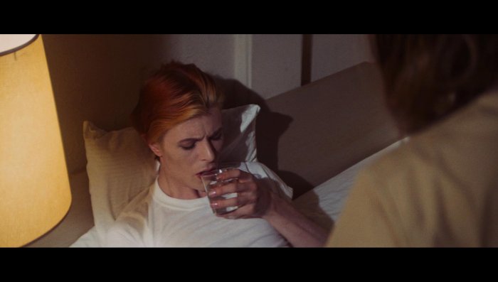 David Bowie (Thomas Jerome Newton), Candy Clark (Mary-Lou) zdroj: imdb.com