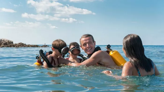 Audrey Tautou (Simone Cousteau), Lambert Wilson (Jacques-Yves Cousteau), Rafaël de Ferran (Jean-Michel Cousteau (enfant)), Ulysse Stein (Philippe Cousteau (enfant)) zdroj: imdb.com