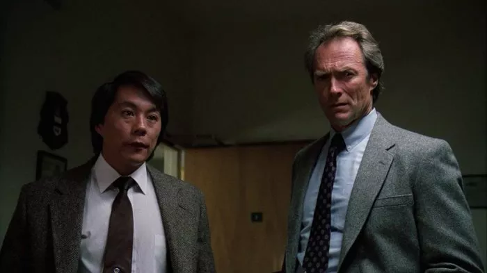 Clint Eastwood (Harry Callahan), Evan C. Kim (Al Quan) zdroj: imdb.com