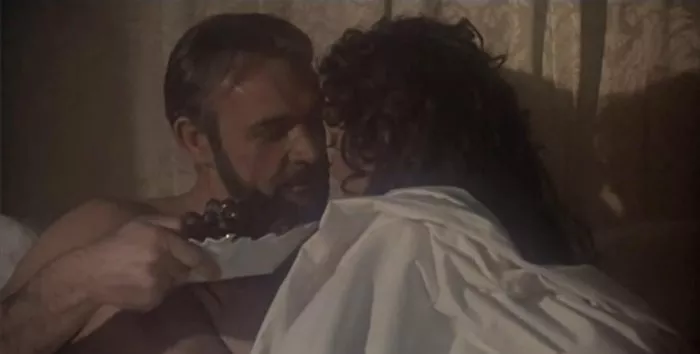 Sean Connery (Pierce), Lesley-Anne Down (Miriam) zdroj: imdb.com