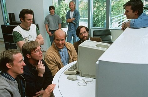 Anthony Michael Hall (Bill Gates), Noah Wyle (Steve Jobs), John DiMaggio (Steve Ballmer) zdroj: imdb.com