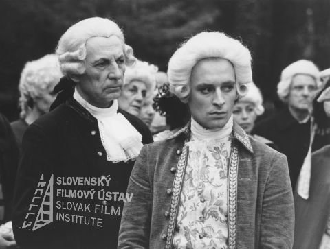 Max Tidof (Wolfgang Amadeus Mozart), Ladislav Chudík (Joseph Haydn) zdroj: skcinema.sk 
V popredí stoja: vľavo Ladislav Chudík (Josef Haydn) a vpravo stojí Max Tidof (Wolfgang Amadeus Mozart)