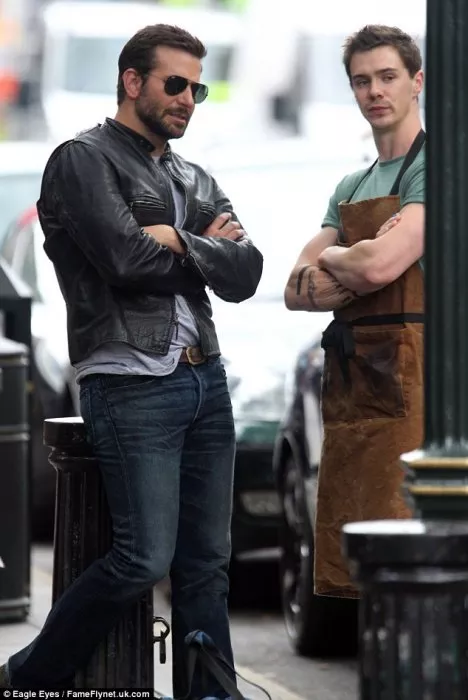 Bradley Cooper (Adam Jones), Sam Keeley (David) zdroj: imdb.com