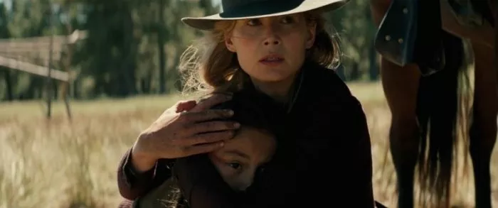 Rosamund Pike (Rosalee Quaid), Xavier Horsechief (Little Bear) zdroj: imdb.com