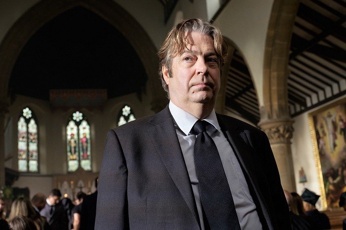 Roger Allam (Ted Wallace)