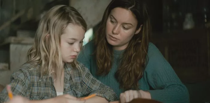 Brie Larson (Jeannette), Shree Crooks (Young Maureen) zdroj: imdb.com