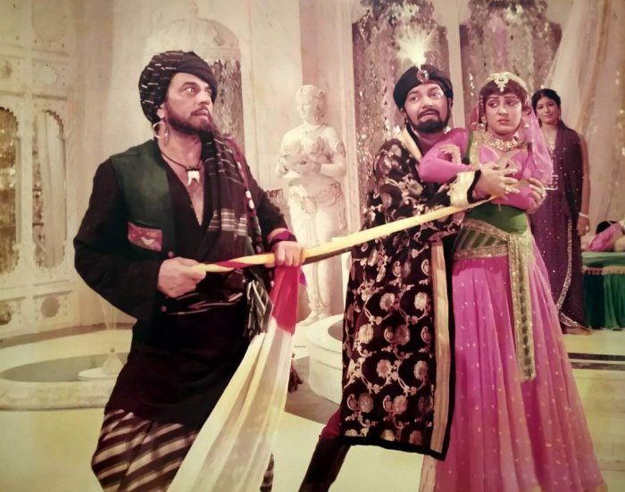 Dharmendra (Ali-Baba), Hema Malini (Marjina), Prem Chopra (Shamsher) zdroj: imdb.com