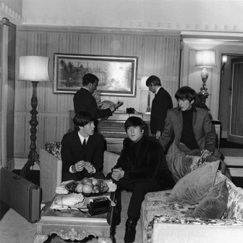 Paul McCartney (Paul), John Lennon (John), George Harrison (George), Norman Rossington (Norm), Ringo Starr (Ringo), The Beatles (The Beatles) zdroj: imdb.com