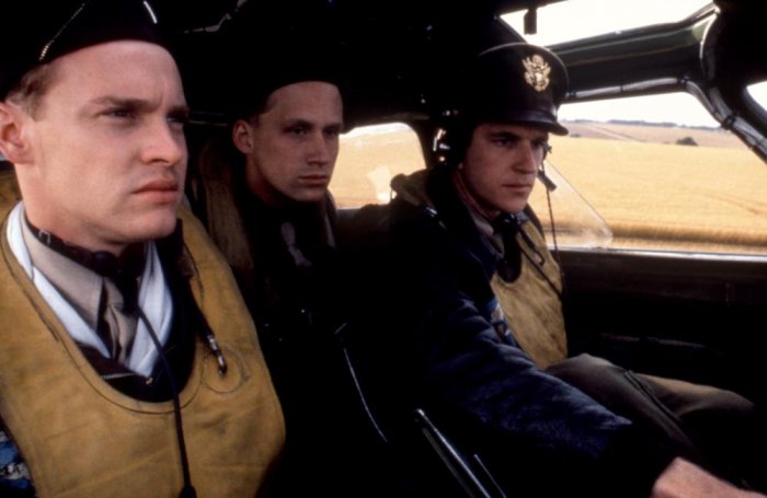 Matthew Modine (Capt. Dennis Dearborn), Tate Donovan (1st Lt. Luke Sinclair), Reed Diamond (Sgt. Virgil Hoogesteger) zdroj: imdb.com