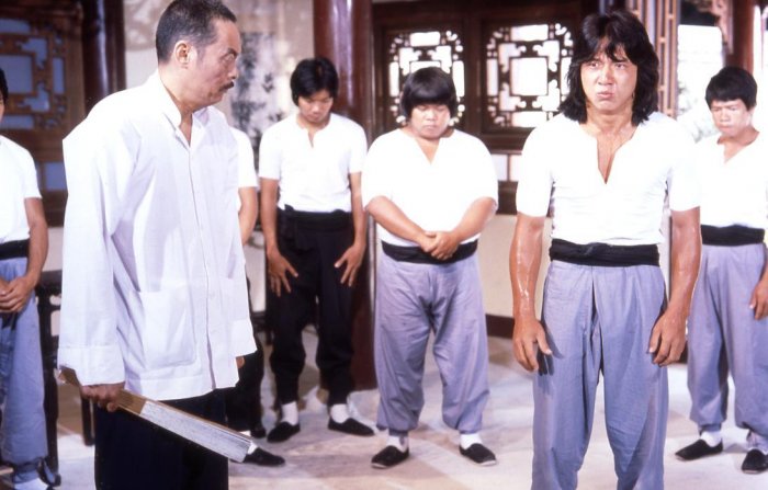 Jackie Chan (Dragon), Feng Tien (Master Tien) zdroj: imdb.com