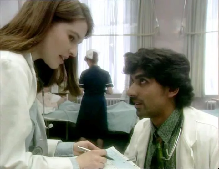 Helen Baxendale (Dr. Claire Maitland), Ace Bhatti (Dr. Rajesh Rajah) zdroj: imdb.com