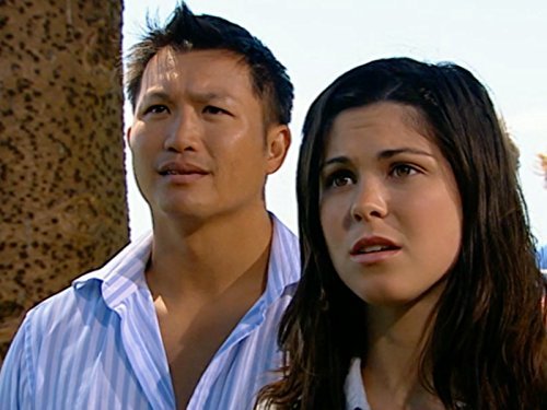 Jason Chong (Angus Li), Kate Bell (Bec Sanderson) zdroj: imdb.com