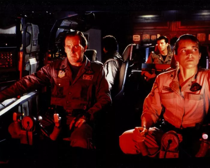 Tim Dunigan (Captain Jonathan Power), Peter MacNeill (Major Matthew ’Hawk’ Masterson), Jessica Steen (Corporal Jennifer ’Pilot’ Chase) zdroj: imdb.com