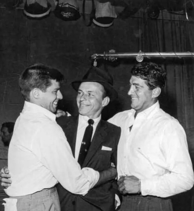 Frank Sinatra (Frank Sinatra - Singer), Jerry Lewis (Jerry Lewis - Host), Dean Martin (Dean Martin - Host) zdroj: imdb.com