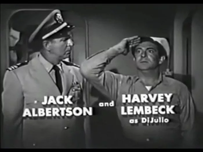 Jack Albertson (Lt. Cdr. Virgil Stoner), Harvey Lembeck (DiJulio) zdroj: imdb.com