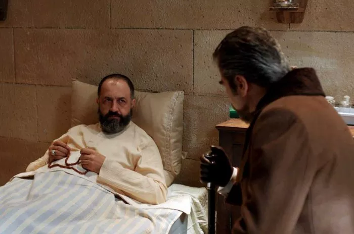 Serhat Tutumluer (Boris Zaharyas), Mehmet Özgür (Kadi Giyasettin Hatemi) zdroj: imdb.com