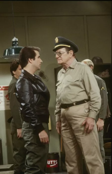 Henry Winkler (Arthur ’Fonzie’ Fonzarelli), Ed Peck (Police Officer Kirk) zdroj: imdb.com
