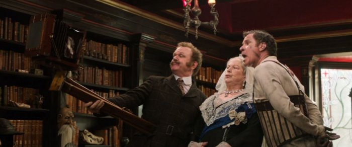 John C. Reilly (Dr. Watson), Will Ferrell (Sherlock Holmes), Pam Ferris (Queen Victoria) zdroj: imdb.com