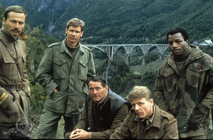Harrison Ford (Barnsby), Robert Shaw (Mallory), Carl Weathers, Edward Fox (Miller), Franco Nero zdroj: imdb.com