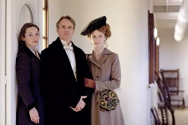 Linus Roache (Hugh, Earl of Manton), Geraldine Somerville (Louisa, Countess of Manton), Perdita Weeks (Lady Georgiana Grex) zdroj: imdb.com
