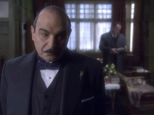 David Suchet (Hercule Poirot), John Warnaby (Inspector Nelson) zdroj: imdb.com