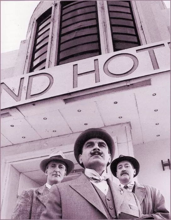Hugh Fraser (Captain Hastings), Philip Jackson (Chief Inspector Japp), David Suchet (Hercule Poirot) zdroj: imdb.com
