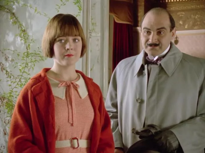 Caroline Milmoe (Mary Durrant), David Suchet (Hercule Poirot) zdroj: imdb.com