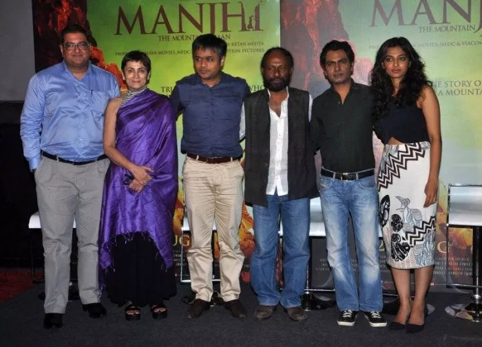 Ketan Mehta, Nawazuddin Siddiqui, Deepa Sahi, Radhika Apte zdroj: imdb.com 
promo k filmu