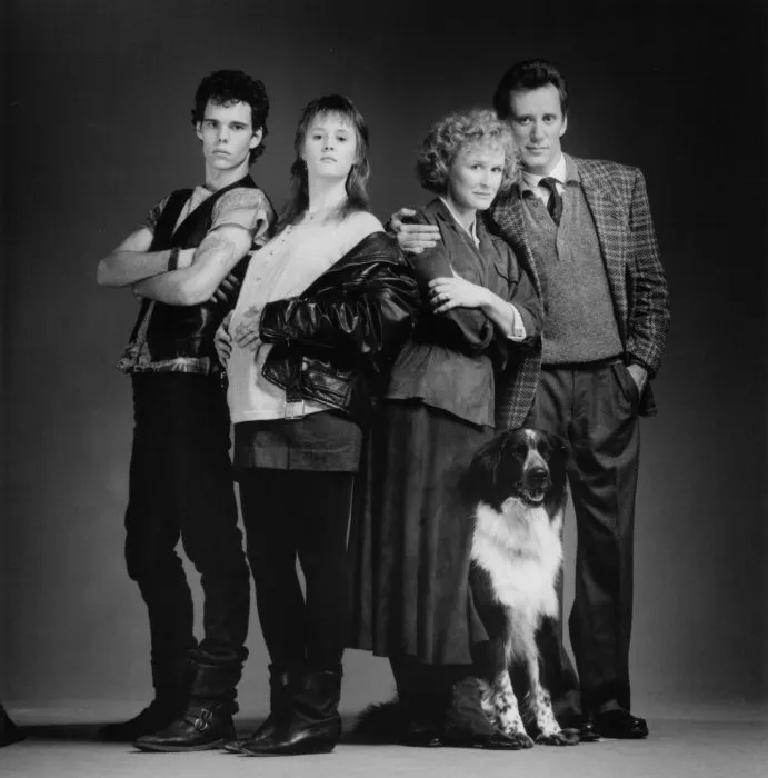 James Woods (Michael Spector), Glenn Close (Linda Spector), Mary Stuart Masterson (Lucy Moore), Kevin Dillon (Sam) zdroj: imdb.com