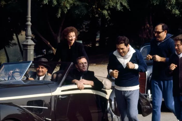 Charles Aznavour, Evelyne Bouix, Jean-Claude Brialy, Marcel Cerdan Jr., Philippe Khorsand zdroj: imdb.com