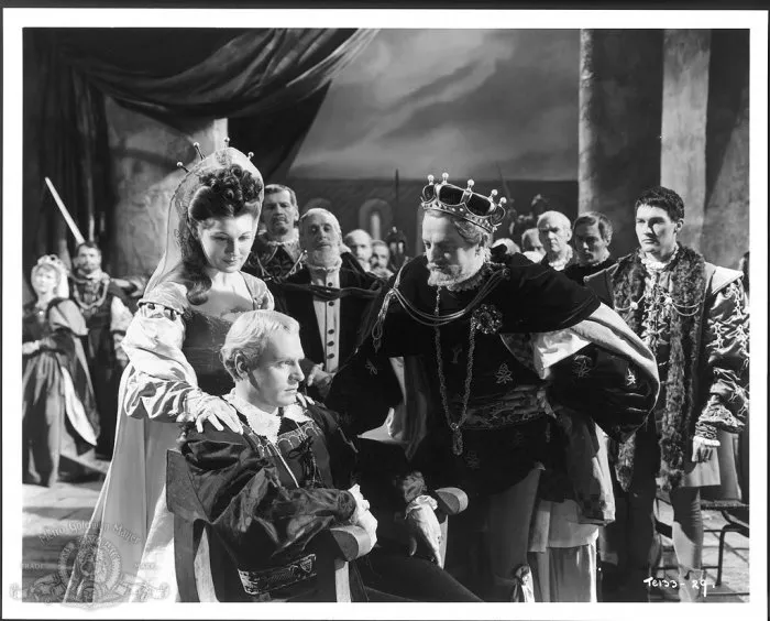 Laurence Olivier, Terence Morgan, Eileen Herlie, Basil Sydney zdroj: imdb.com