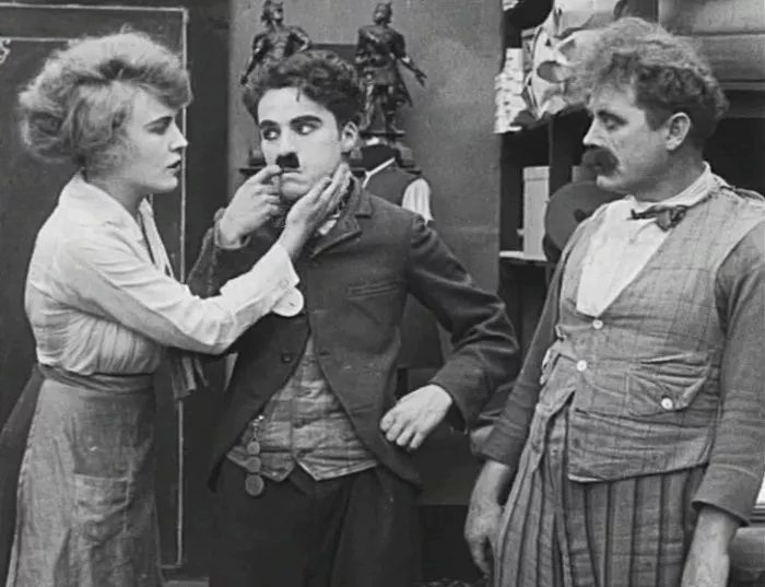 Charles Chaplin, Edna Purviance, John Rand zdroj: imdb.com