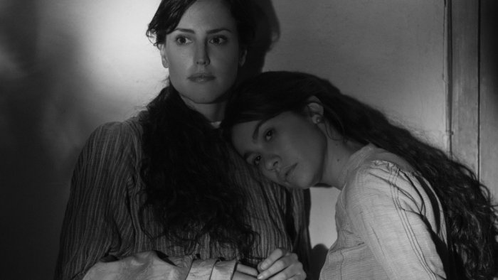 Greta Fernández (Marcela), Natalia de Molina (Elisa (mujer) y Mario (hombre)) zdroj: imdb.com