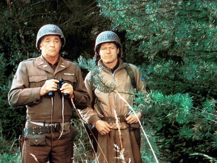 Robert Mitchum (Col. Rogers), Michael Parks (Sgt. Anderson) zdroj: imdb.com